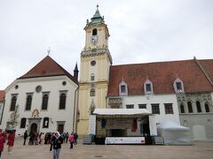 広場に面して旧市庁舎が建っています。現在旧市庁舎は市歴史博物館になっていました。
旧市庁舎の左隣の建物は教会（KostoｌNajsvatrjsieho Spasitel'a スロバキア語なので読み方は不明）です。