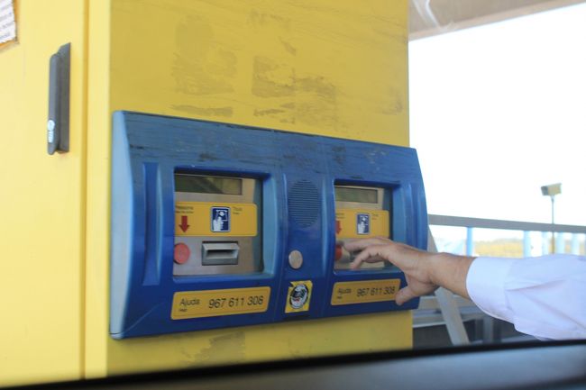 チャーター車でオビドスからバターリャへ移動中である。　<br /><br />今回は我々にしたら大金を払って専用車をチャーターしたわけだが、海外での運転に多少慣れている方ならレンタカーも選択肢になるだろう。リスボンやポルト以外の都市では１０分も走れば田舎の風景となり車の量も多くなく、観光地近くまで高速道路も整備されているようだった。私も旦那との旅行だったらほぼ間違いなくレンタカーにしたと思う。