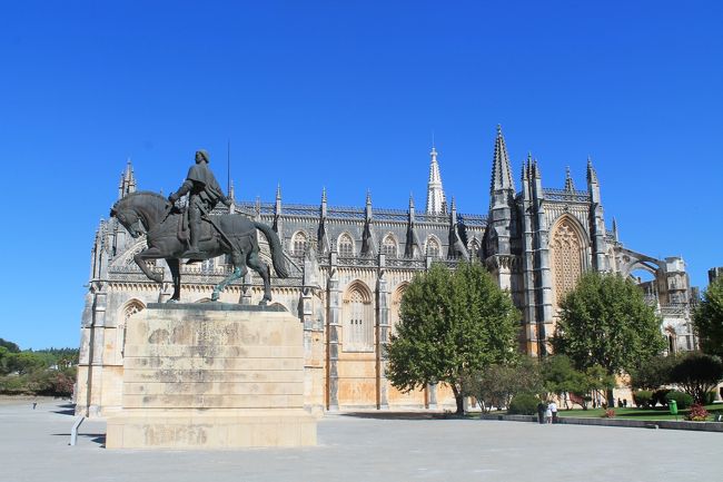 バターリャの修道院。ここは世界遺産になっている。<br />当初この街の手前にある、同じく世界遺産のアルコバサの修道院にも行きたいと思っていた。<br /><br />ポルトガルには修道院がいくつもある。欲張って２つ急ぎ足で入ってもあまり記憶に残らず、後に写真をみても似たような写真ばかりで、これってどこだっけ？となるのを知っている。<br />最終日にジェロニモス修道院に行く事も考え、どちらか１ヶ所をゆっくり見ようと思い、アルコバサよりも世界遺産認定の早かったバターリャに決めたのだ。