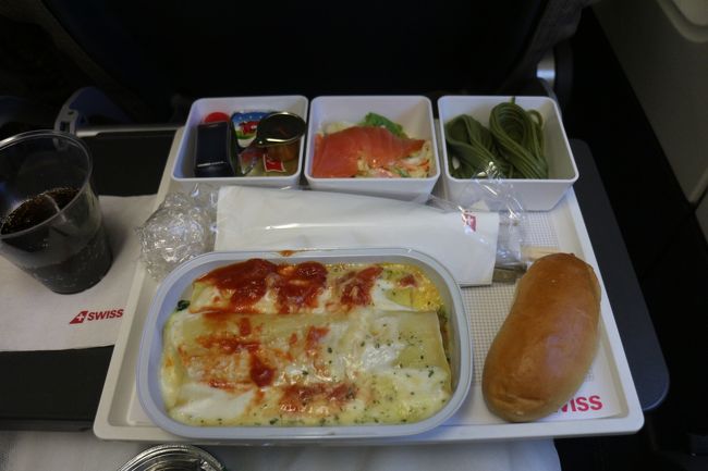 何より友人は到着前の朝食時にリクエストしたコーヒーが、ない。と言う理由で飲む事ができなかった。無いとはどーゆー事だ？足りなくて今作っているからもう少し待てなのか？それとも他のドリンクをお勧めするのか？何もないのだ。この時我々にサービスしていたＣＡは、他のＣＡからもこっちにコーヒー２つ頂戴と言われていたが、無いものはない。<br />私は紅茶派である。が、その私ですら、朝食時にコーヒーが無いなんて、どういうつもりだ？と思ってしまう。ほぼ満席の機内。多めに準備しておいてほしいものである。