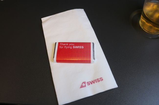出来たら持ってきてくれるだろうとソワつき、コーヒーを待つ友人だったが、そうこうしているうちに着陸体制に入ってしまい、結局友人はコーヒーを飲めずに、最後に配られたスイス航空チョコレートを頬張る事になった。