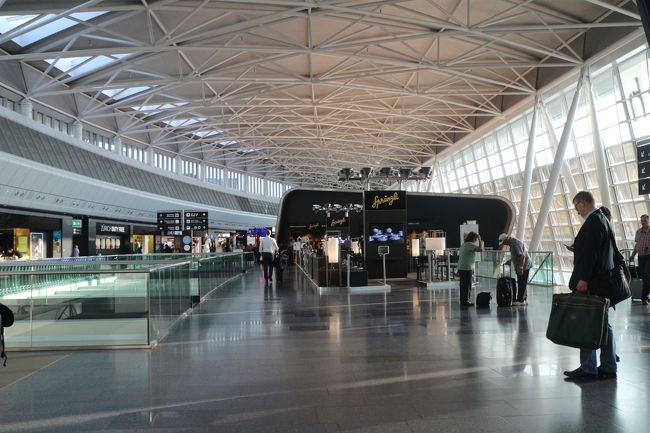 リスボンまでの搭乗ゲートがなかなか決まらないなぁと思っていたら、30分遅延の表示。まじか！おかげでゆっくりチューリッヒ空港内を見る事ができた。再び出国手続き後の制限エリアに入る。店はそれなりにあるものの、みな高い。事前リサーチ通り、目的地でなければこの国での買い物は最小限に抑えた方がよさそうだ･･･<br /><br />この空港はfree-wifiが2時間使えた。パスワードを入力する画面がでるが、確か自分の携帯番号を入力するとパスワードがSMSで送られてきて、それを入力するシステムだった。ネットをつないでスイスのチョコレート屋を調べてみる。すると、スイス国内でしか販売しなていない、こだわりのチョコレート屋が空港内にもある事がわかった。それがこの奥に映っている店である。やや高額チョコレートではあるが、一切国外で販売していないとなれば話は別である。<br /><br />