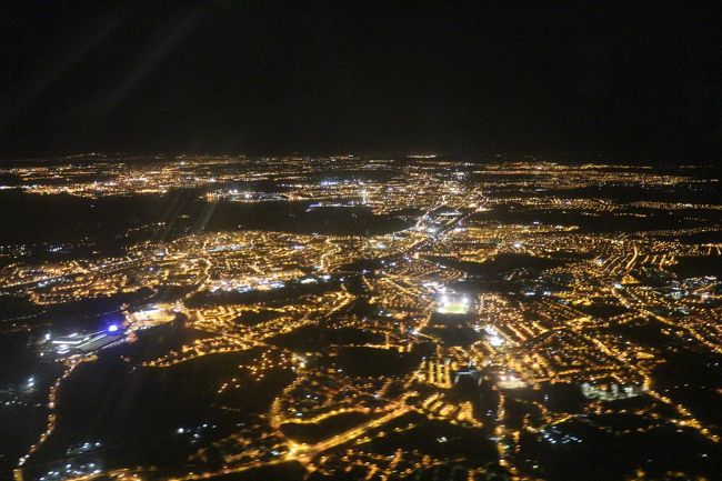 着陸前にはリスボンの夜景がよく見えた。キリスト像や橋もライトアップされているのがわかった。遅延出発だったが到着は定刻通りだった。<br />それにしても荷物が出てくるのがかなり遅く、営業時間が22:00までのVodafoneに行って現地のSIMを購入するつもりでいた私はソワついていた。