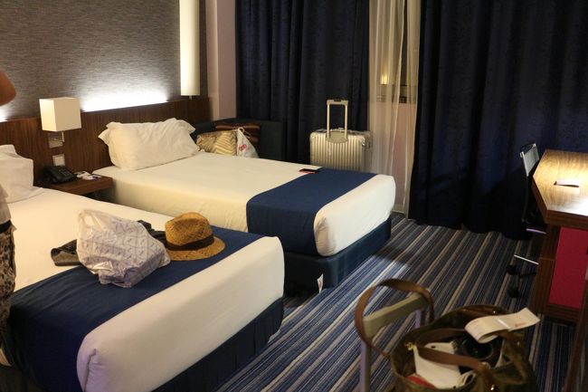 やっと到着したポルトガル。初日のホテルはホリディインエアポート。我々は翌日、リスボン観光はせずにそのままほかの街へ車移動する為、このホテルにした。<br /><br />私はポルトガルをすっかり侮っていた。3か月前に決めたこの旅行。時間はたっぷりあったのだが、9月末でピークシーズンは終わっているし、旅程に悩みおよそ1カ月を切った頃にこの旅行のホテルを予約した。がしかし、1か月前では遅かったのだ。<br />特にリスボンでは人気の宿は軒並み満室となっており、ポルトガルではホテルもリーズナブルとの情報とは裏腹に価格も軒並みあがっており、私の予算や譲れない条件など加味すると選べるほど空室はなかった。迷っている間に満室になってしまうほどであった。<br />そんなにリスボンって人気観光地なの？とかなりビックリであった。欧州ではポルトガルはそれなりにメジャーな観光地のようだ。