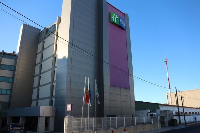 空港からタクシーで16ﾕｰﾛだったが、この国に行き慣れた方は、その距離でボラれたねと言う額であろう。到着ロビーのタクシーは高確率でボラれるから出発ロビーから乗車した方が良い。などと書かれていたが、12時間＋ﾄﾗﾝｼﾞｯﾄ3時間半＋2時間半＋vodafone待ち時間後では、もう早くホテルへ行きたかった。ボラれるのを承知で乗車した。<br /><br />翌日。朝食後、ホテルの外観を撮影しようと外に出る際、ホテル出口で見知らぬオジサンにしつこく声をかけられた。我々は話もろくに聞かず、適当にNO!NO!と無視してしまったが、後にそのオジサンが本日のドライバーだと知る事になる。ごめんよ、サント。