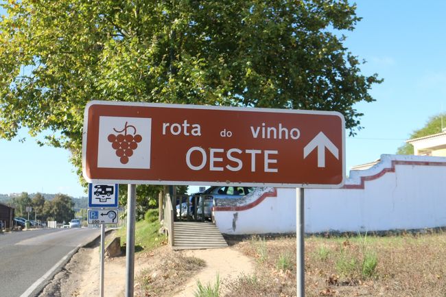 この先にワイナリーがあるのかな？ポルトガルはワインでも有名だ。その奥に写りこんでいるのはキャンピングカーの駐車場案内。こんな看板でさえ可愛らしく見える。