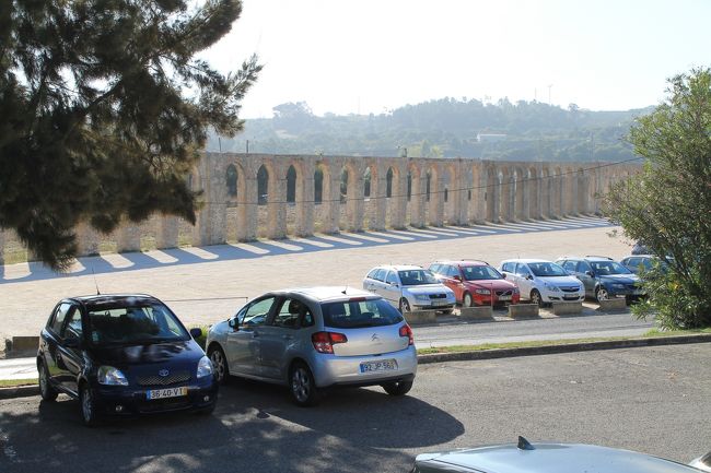 街の入り口にある水道橋。