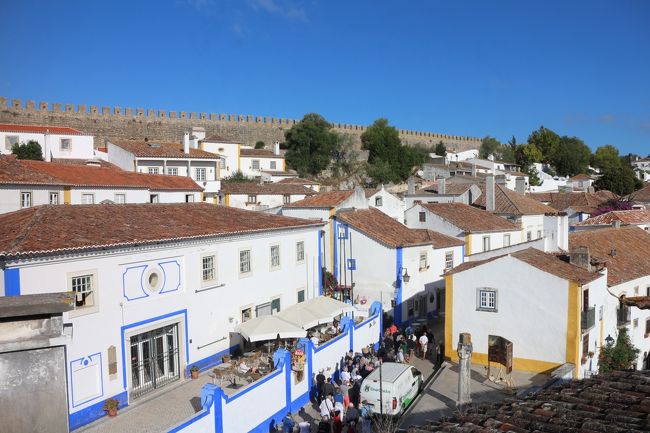 白壁に青空が映える。何より写真を撮る際、太陽光に勝るものはない。