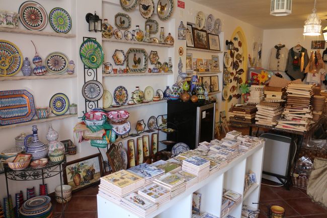 店内。この店でタイルやコルク製品などを購入した。