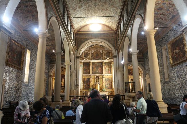 さほど大きくもないサンタマリア教会。数組の団体ツアーが来て、写真を撮っては出ていく。