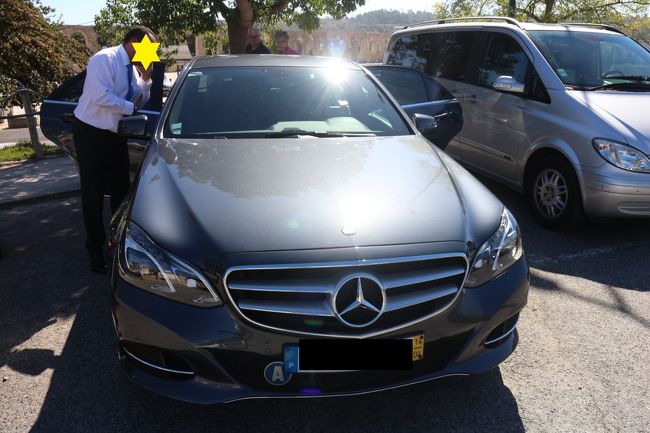 今回の旅程で悩ます行き先があった。どのツアーにも組み込まれているオビドスとバターリャやアルコバサである。リスボンとオビドスだけの往復であったり、オビドスやナザレなど観光地数か所回るような現地ＯＰツアーに参加してしまえば楽ではある。がしかし、ＯＰツアーでは１か所の滞在時間が短く到底我々には向かないし、オビドスからリスボンに戻る事なく次の街に移動したい。<br />現地の列車やバスの時刻表を調べて考えた。駅はあるが本数も少ないし荷物預かり所もない。バスはあれど乗り換えが必要･･･荷物をひきずりながら？<br /><br />長期滞在の方などは日数に余裕がある分迷わずバスであろう。がしかし限られた時間でできるだけ自分達の思う通りに観光したい我々。結局翌日の行動等をふまえ、豪華に車をチャーターする事にした。今までの我々の旅からしたらかなり高額ではあるが仕方ない。時間を買うことになった。リスボンからオビドス・バターリャ・コインブラを観光しつつ、アヴェイロのホテルまで行く９時間貸し切りチャーターで５万ほど。食費で安くあげよう･･･