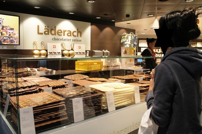 ここでスイスの物価の高さにたまげる。もちろん前々からスイスの物価の高さは世界一を争う程とは聞いていたが、まさか自販機のコーラが１本400円以上もするとは、空港価格を考えてもやりすぎである。<br />友人はスイスの物価の高さをしらず、化粧品を購入していた。後に円換算したら日本で購入した方がはるかに安かった。<br />スイスはミルクチョコレート発祥の地だけあってチョコレートが有名のようだ。