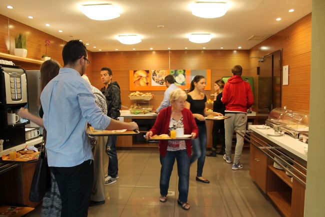 ここのホテルの朝食は残念なものだった。パンの他はハム＆チーズのみ。せめて卵料理くらいは欲しかった。しかし海外のホテルはよほどランクの高いホテルじゃないとサラダはないもんなのかと思う。致命的なのは、私の友人は臭いと言う理由でチーズが嫌いということだ。もはやハムオンリーである。そして100％のオレンジジュース･･･朝からｱﾗﾌｫｰに100%ジュースは喉にキツイ･･･<br />当初空港目の前のホテルにしようかと思ったが残念ながら満室であった。私は価格でこのホテルにしたが、タクシー代など考慮するとこれと言ってお勧めはしない。