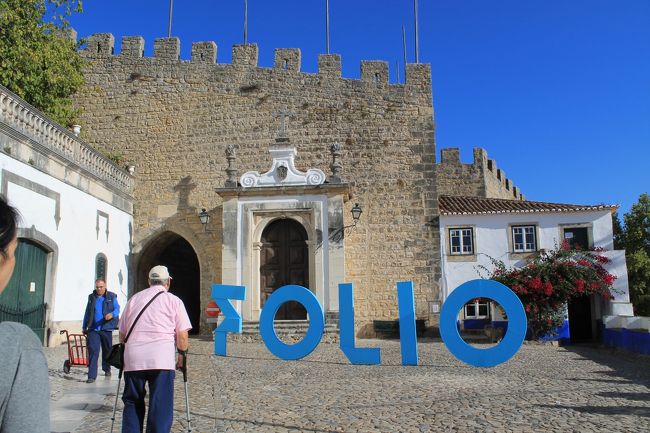 到着が１０時前だったため、まだ団体客は少なかった。快晴なので良い写真がたくさん撮れそうだ。旅行中の天気予報はおおむね毎日晴れ予報だった。この城壁の向こうに街はある。