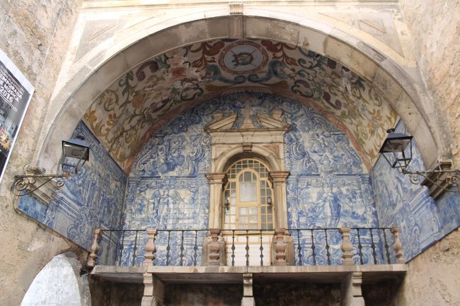 オビドスのメインゲートをくぐるとアズレージョ。