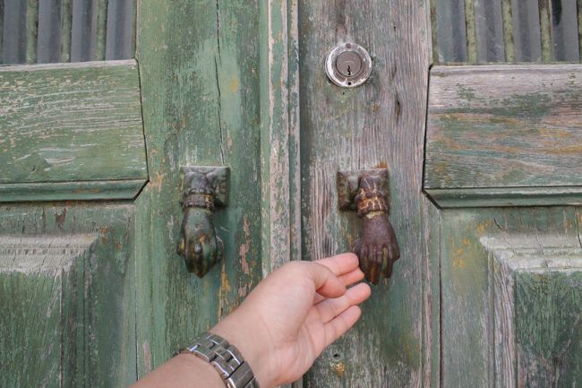 変わっているドアノブが多かった。友人はドアノブコレクションとして、いくつか撮影していた。その後も好きな車を発見しちゃあ写真を撮る。団体ツアーではこんな事やっている間においていかれてしまうだろう。