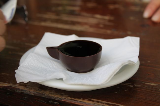 店頭ではこのようにチョコレートで出来た小さなカップに入れて1ﾕｰﾛ程で売られていた。試しに飲んでみたが、ただでさえ普段お酒は飲まないのにリキュールの為、アルコール度数が17～20%と高く、申し訳ないが一口しか飲めなかった。チョコレートだけはいただいた