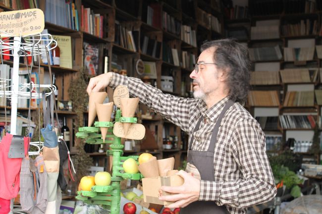 書店の店主だろう、店主の雰囲気がこの店にピッタリだった。