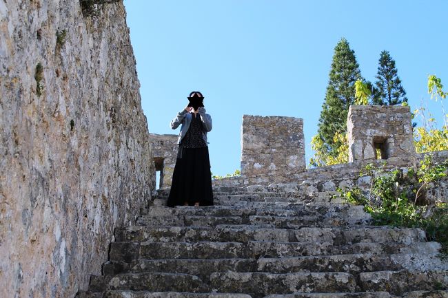 城壁へ上る階段。地味に急。これは私なのだが、こんなズルズルの格好で足元はサンダル。お勧めしない格好である。