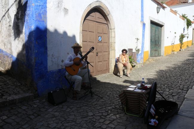 観光地にはこのように歌っちゃあ稼ぐ人が高確率でいた。
