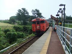秋田までのリゾートしらかみは11時台で時間があるので、五能線フリーパスを使って、青森方面に少し戻ろうと思いました。

千畳敷駅まで行くと30分くらい乗換時間がありちょうどよいのですが、昨日途中下車できたのでやめて、深浦駅で降りることにしました。

写真は五能線のローカル列車。