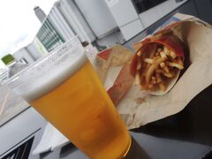 旅の始まりは、成田空港のビールとマックポテトから・・・。
まだまだ暑かったこの時期、冷え冷えのビールは、やっぱ美味っ！