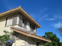 次はバスで集落へ

島で唯一の二階家だそうです
竹富島は町並み保存地区なので沖縄ならではの赤瓦平屋のみ許されてるようです
その法令が決まる前に建てられた二階家だそうです