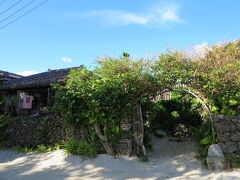 こちら有名だったかな？
ガイドブックに載ってた気がする宿
緑のアーチが素敵
次は竹富島に泊まってみたいです

半年に一度、白い砂を撒くから道々白いようです
黒いハブが夜道でも月明かりに照らされ見つけやすいようにとか