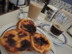 ベレン地区に来たら、絶対はずせないお店、
「パステイス・デ・ベレン」
名物の「ナタ」と、アイスコーヒーを頂きました！

初「ナタ」です。やっぱ美味い！
でも、このあと旅行中何度か「ナタ」を頂きましたが、
味音痴なのか、どこもぜ～んぶ、同じように美味しかったぁぁぁあああ！

コーヒー２杯、ナタ３個の合計金額は、5.10ユーロ（約￥５９０）、安っ！