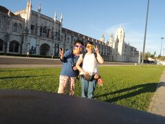 世界文化遺産の「ジェロにモス教会」前。
もうだいぶ陽が傾いて、影が長くなって来ました。