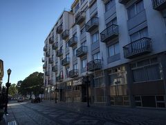 ５分ほどで、アベイロで泊まる「ホテルインペリアル」に着いたのはいいけど、フロントに大勢の人が待っている・・しかもフロントもスローペース。無理だ・・待ってたら間に合わない。割り込みなんて絶対できない雰囲気だぞ・・どうしよう。待っててもらったタクシーの運転手さんのところに走って戻りお願いしてみる。「時間がないの！！ポルトガル語で強引にいかなきゃきっとダメ！」切羽詰まった顔でお願いする私。結果、運転手さんが割り込んで頼んでくれ荷物も置くことができ、さらに駅まで飛ばし、無事にアゲダ行きの列車に乗ることができました。m(__)m