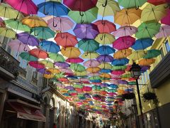 天気にも恵まれました。真っ青な空と、カラフルな傘のコントラストが最高です。今回の旅は本当に天気に恵まれたな～。