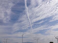 空港を出てレンタカー会社のお迎えの車を待っていると飛行機雲と秋の空