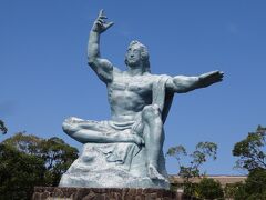 次に向かったのは平和公園
青空のもと平和祈念像が力強いです。
神の愛と仏の慈悲を象徴し、垂直に高く掲げた右手は原爆の脅威を、水平に伸ばした左手は平和を、横にした足は原爆投下直後の長崎市の静けさを、立てた足は救った命を表し、軽く閉じた目は原爆犠牲者の冥福を祈っているそうです。そしてこれがパーツわけして分解して補修されたと聞きビックリ
今は青く見えるのが白くなり補修されて本来の青に戻ったんだと聞き又ビックリです