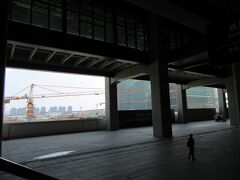 南京観光を無事終えて、南京南駅に来ました。
まだ建設途中です。
中国はどこも建設ラッシュです。
