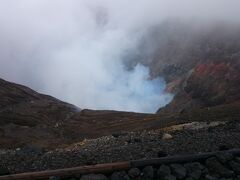 ほんの一時霧がはれてくれた瞬間！
訪問後数週間で火口周辺は立ち入り禁止になりました。