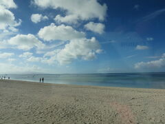 コンドイビーチ☆車窓からのみです！残念！
ミシュラン星にもなったとか？人気のビーチらしいです
冬でも水温が高いので入れますが出ると寒いから止めた方が良いそうです
このガイドさん、どこまで本気で言ってるか分かりません(笑)
関西人だったら嘘だな