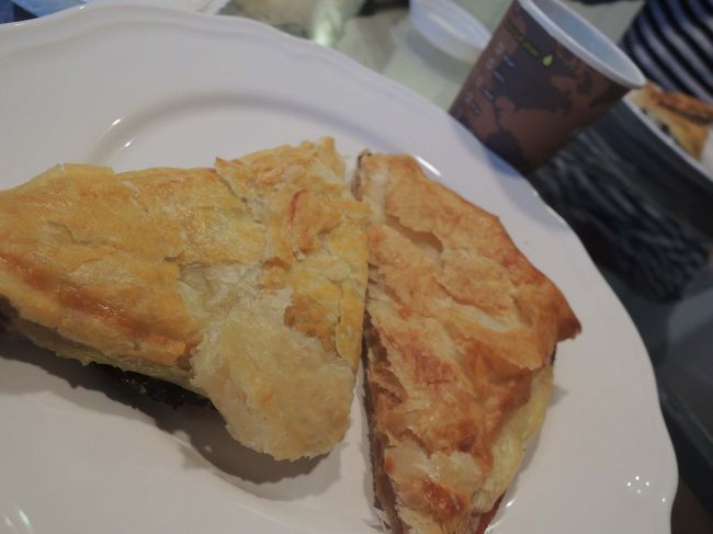 ３日目、アパートでの朝食。<br /><br />娘が買って来てくれた、ほうれん草のクリーム煮（？）がはさんであるパイ。見た目よりかなり美味しい！<br />なにしろ部屋がエレベータ無しの５階なので、<br />一旦部屋に帰ったら何処も出たくなくなるのですが、<br />こういう時、同行者が若いと、ホント、助かりま～す！<br /><br />パイ２個、コーヒー２杯で、6.0ユーロ（約￥690）