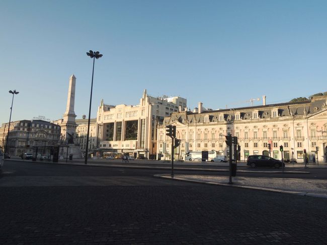 朝８：４５、ツアー集合場所の「ハードロックカフェ」正面の眺めです。<br />まだ朝早いせいか、人通りもまばら・・・。<br /><br />Insaide Lisbon 社主催の、英語ガイド付き、バンで行く少人数ツアー。<br />シントラ、ペーナ宮殿、ロカ岬、カスカイスをめぐります。<br />私たちのツアーは、他に日本人の女子２人、シンガポール人カップル、イギリス人１人、イタリア人１人、それに私たち母娘、合計８人が一つのバンに乗りました。<br />ドライバーはガイドも兼ねた若い女性でした。<br /><br />代金は、ペーナ宮殿入場料含めて約￥6,800（昼食は各自）<br /><br />いざ、出発～！<br />