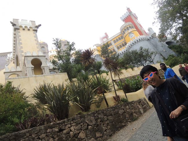 ペーナ宮殿は、まるでどこかのテーマパークのお城のよう・・・！<br />カラフル～！