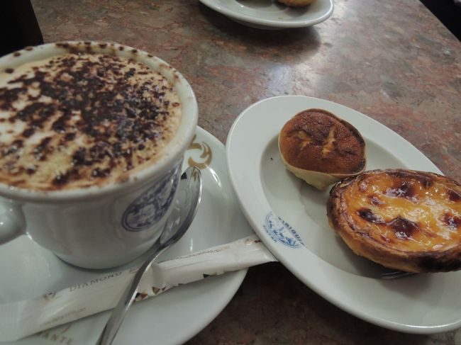 ペーナ宮をゆっくり1時間ほど見学し、シントラの街に戻って、<br />自由におやつタイム。<br /><br />シントラ銘菓ケイジャータとエッグタルト（ナタ）、<br />それにカプチーノをいただきました。<br />一人分、€3.8（￥440）