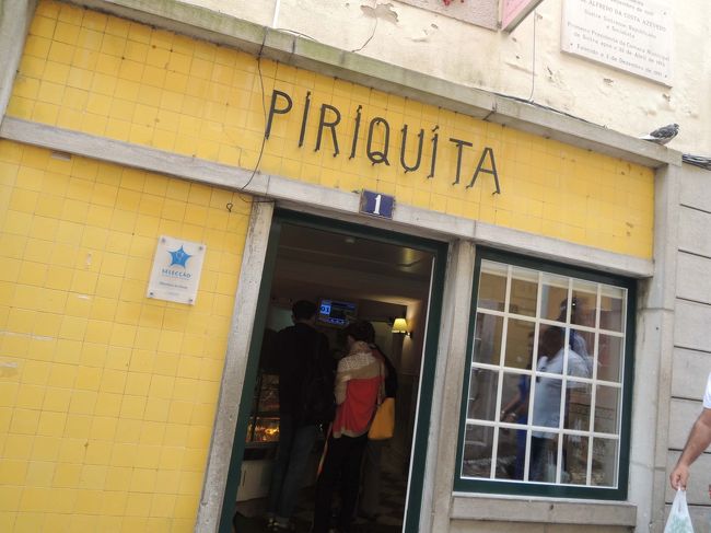 こちらが、そのお店。ガイドさんのお勧めでした。<br />店内は、客席は少なく、<br />テイクアウトのお客さんがたくさん並んでいました。