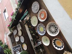 カフェで一休みしたあとは、少しだけシントラの街歩き。
可愛いお土産屋さんがたくさんあります。