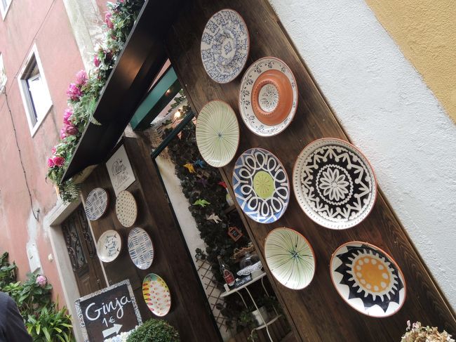 カフェで一休みしたあとは、少しだけシントラの街歩き。<br />可愛いお土産屋さんがたくさんあります。