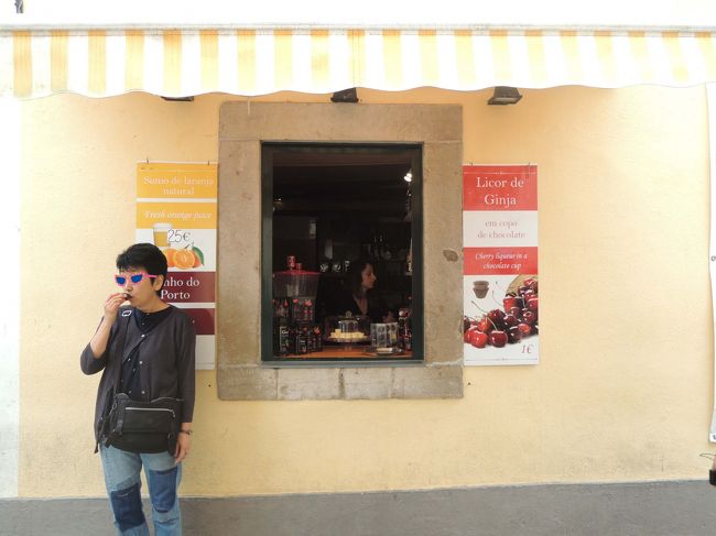 街歩きしていると、ジンジーニャのお店発見！<br /><br />黒サクランボ入りの、甘いけど度数の高いお酒です。<br />このお店では、チョコで出来た小さいカップに入れて、グイッと飲みます。<br /><br />美味しい～！でも、強～い！１杯、１ユーロ（約￥１１５）