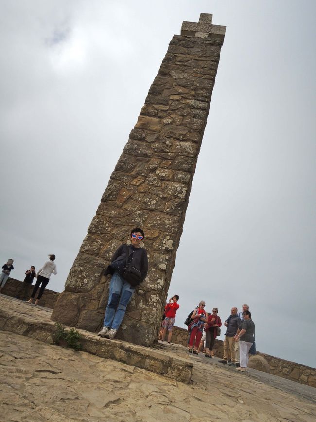 シントラを出発し、大陸最西端の地・ロカ岬到着。<br />この向こう側は、大西洋。