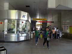 ＭＲＴ紅線－南岡山行、終点一つ前の
橋頭糖廠駅に来ました。
出口３へ