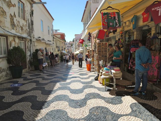 街を歩くと、お土産屋さんやレストランでかなり賑やかです。<br />こちらでランチを各自とるために、約２時間自由行動です。