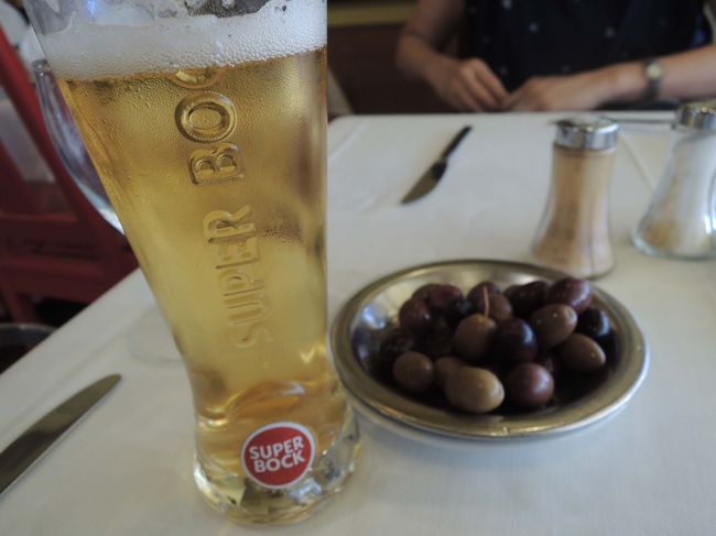 さてさて、適当にランチのお店に入店。<br /><br />まずは、ビール！<br />本当に暑かったので、ビールがさらに美味しいぃぃいいい！<br />ポルトガルのビールは、苦み少ないね。<br />欲を言えば、もう少し「苦み」が欲し～い！