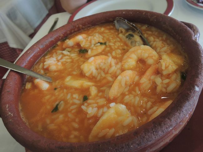 ポルトガルで、絶対食べたかったシーフード・リゾット、<br />これが、初・リゾット！<br />大満足の美味しさでした～！<br /><br />これで一人前。<br />本当は２人前からのメニュでしたが、頼み込んで半分にしてもらいました。<br />でも、ホント、二人で食べて充分な量でしたよ。<br />ま、ビールも飲んでるし・・・。